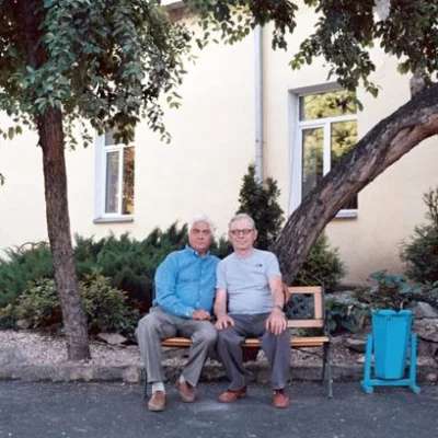 На старых сидениях кинотеатра